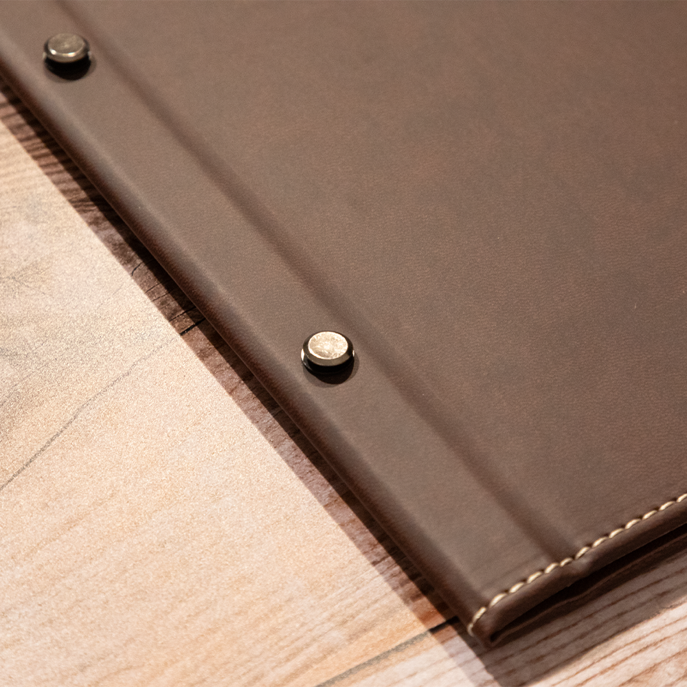 Porta menu rigido con viti in acciaio personalizzabile in similpelle